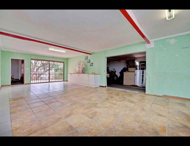 BUSINESS FOR SALE IN BEZUIDENHOUT VALLEY